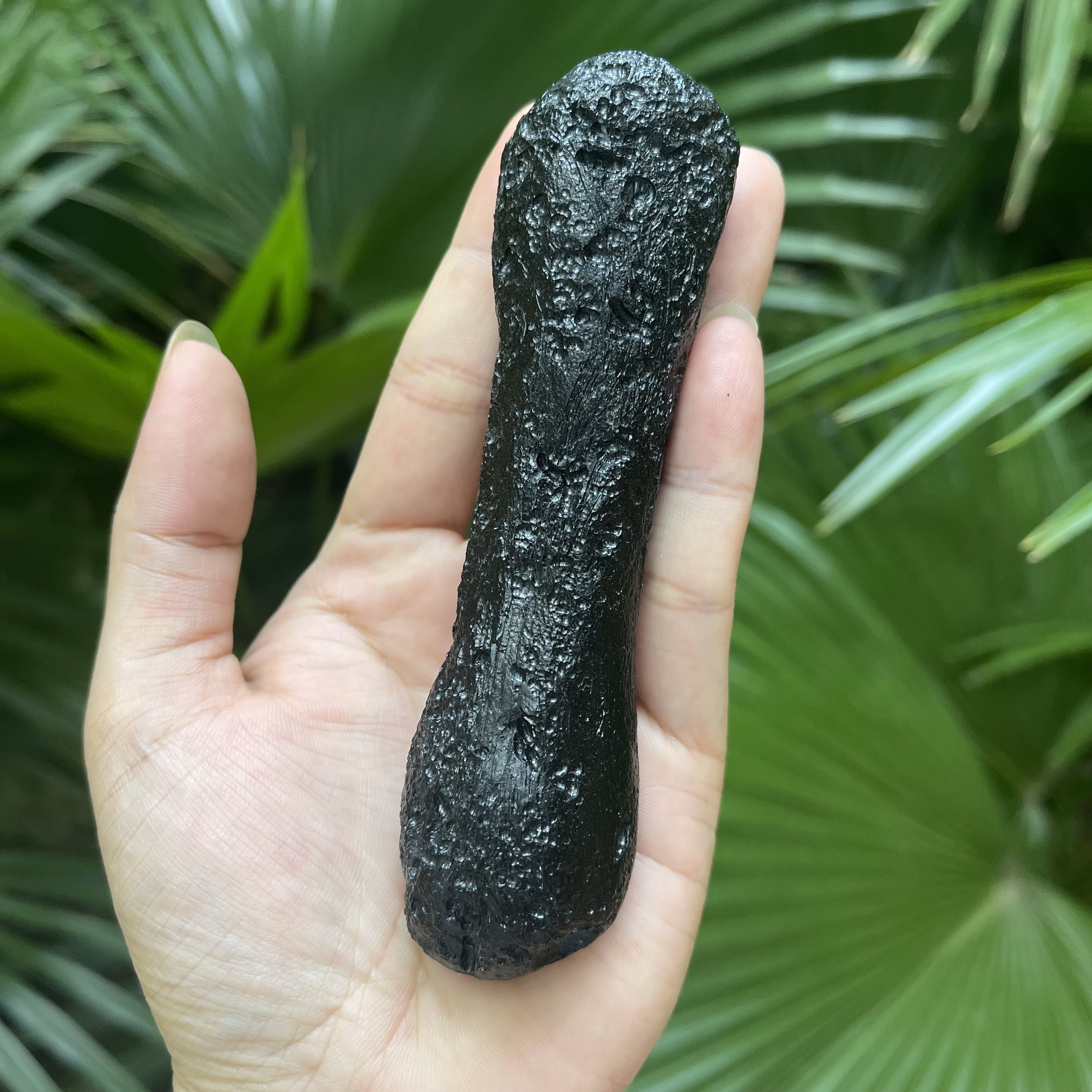 笔直的玻璃陨石雷公墨